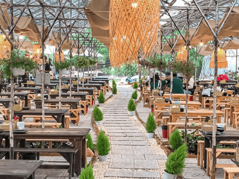 Không gian tiệm gà TukTuk đẹp, rộng rãi và thoáng mát