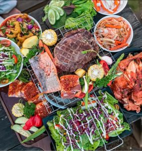 Nướng những miếng bò tảng ăn cùng sốt trứng muối hoặc sốt phô mai cũng hấp dẫn không kém