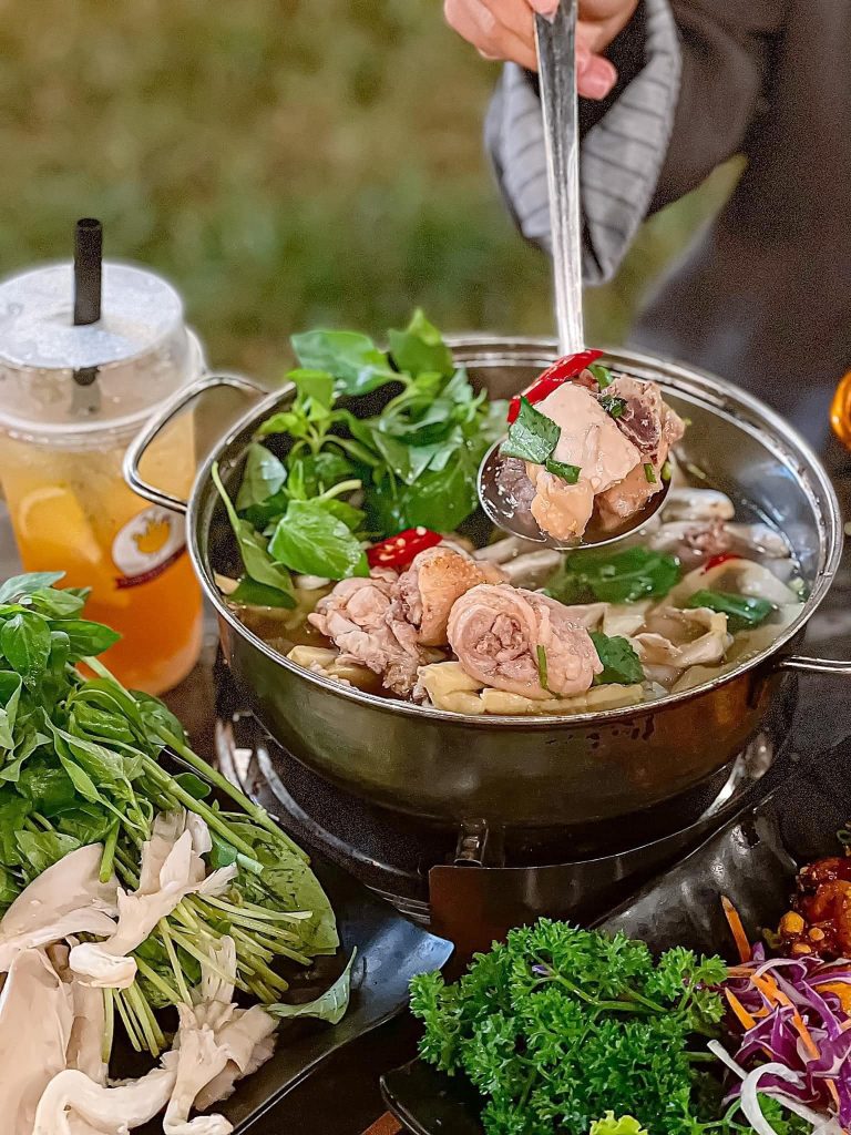 Lẩu gà lá é Đà Lạt tại Tiệm gà Tuk Tuk