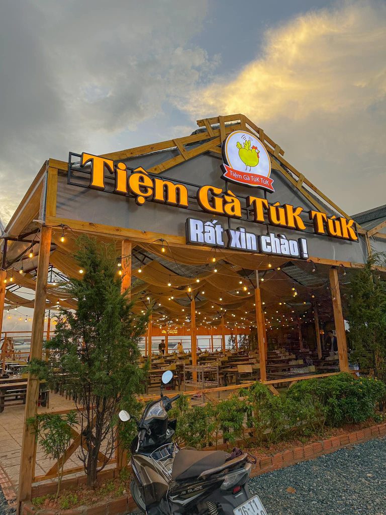 Tiệm gà Tuk Tuk