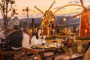 Không gian ngoài trời ở Tiệm gà Túk Túk