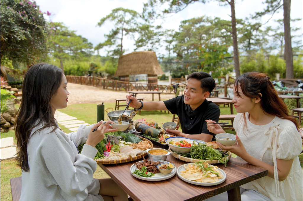 Du khách thưởng thức món ăn đặc trưng tại quán Buôn Kơ Lang Đà Lạt