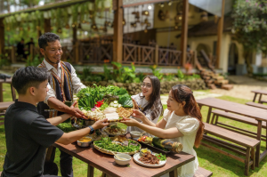 Du khách thưởng thức món ăn đặc trưng tại quán Buôn Kơ Lang Đà Lạt